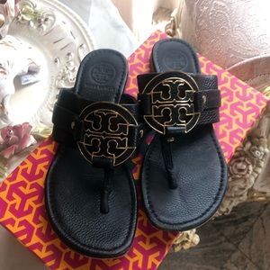 • TORY BURCH AMANDA FLAT SANDALS •